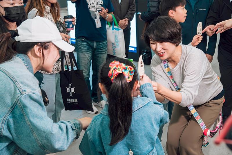 搭北捷 買臺東！鳳梨釋迦產地直送快閃北車 饒慶鈴為農友應援