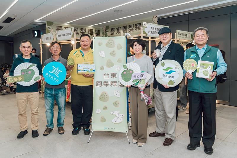 搭北捷 買臺東！鳳梨釋迦產地直送快閃北車 饒慶鈴為農友應援