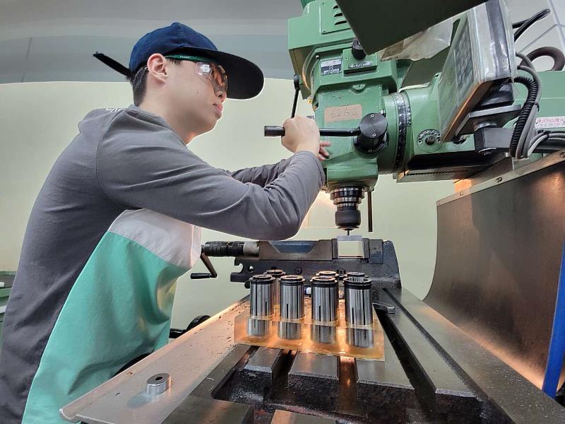 模具職類選手吳建霖專注的神情