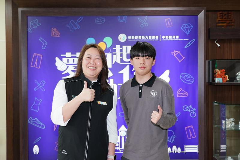 中彰投分署劉秀貞分署長鼓勵模具選手吳建霖再接再厲