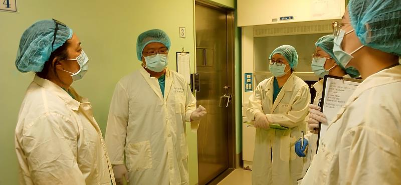 AAALAC認證實地考察，實驗動物中心主任林明宏 (左二)實地說明學校實驗動物照護及使用概況