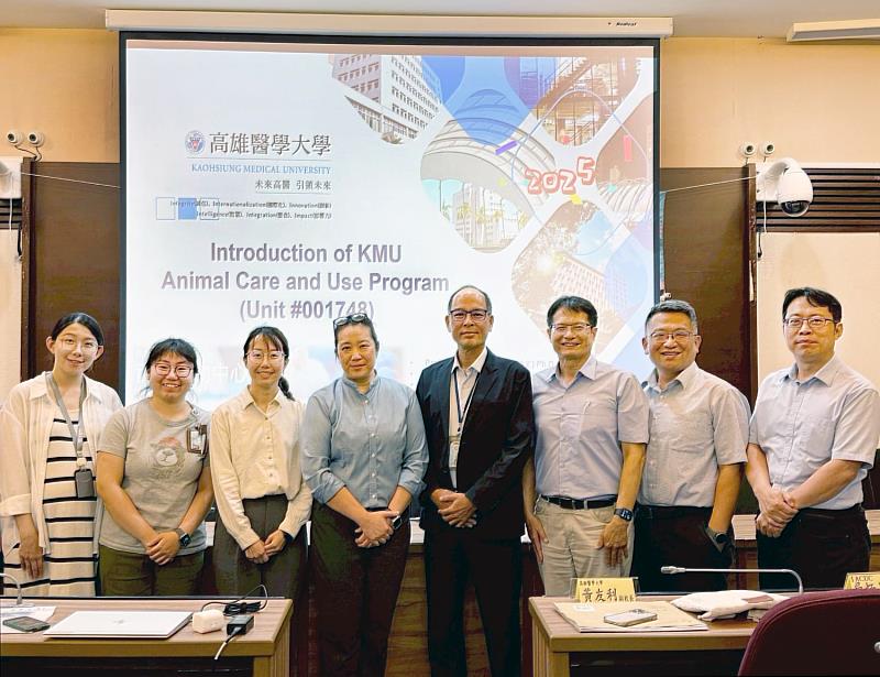 AAALAC認證實地考察,高醫大黃友利副校長(右四)、實驗動物照護及使用委員會(IACUC)成員與查核委員合影