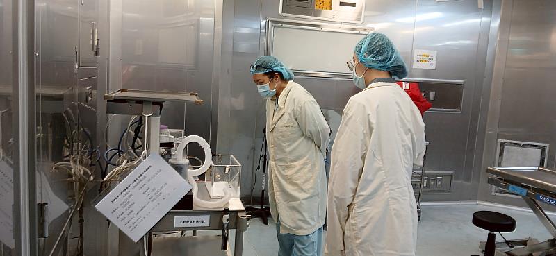 AAALAC認證實地考察，委員檢視手術室相關設施與動線是否符合規範