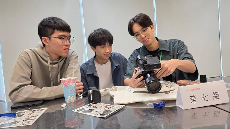 【實戰即戰力・南臺資傳】 南臺科大資傳系莊明翰、蘇言庭、林彥佑同學跨年級攜手，挑戰 SONY 工作坊「即拍即剪」任務。在 8 小時內從腳本、拍攝到成品即刻完成，這場高強度的實作訓練，讓學子在校園即能累積主宰行動載體時代的真實戰力。