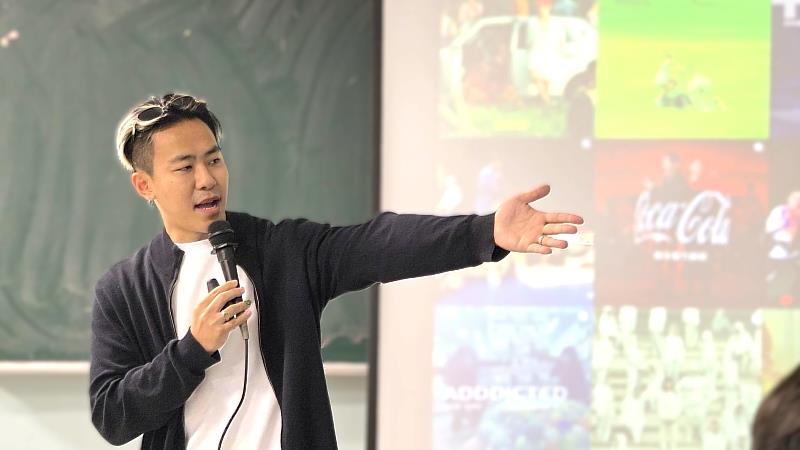 【熱誠傳承・燃燒影魂】 廣告名導一盞向學員深度解析短影音心法。其熱誠且充滿渲染力的教學，不僅傳授技術，更讓學員在數位浪潮中重新拾起對影視創作的熱情與初衷。