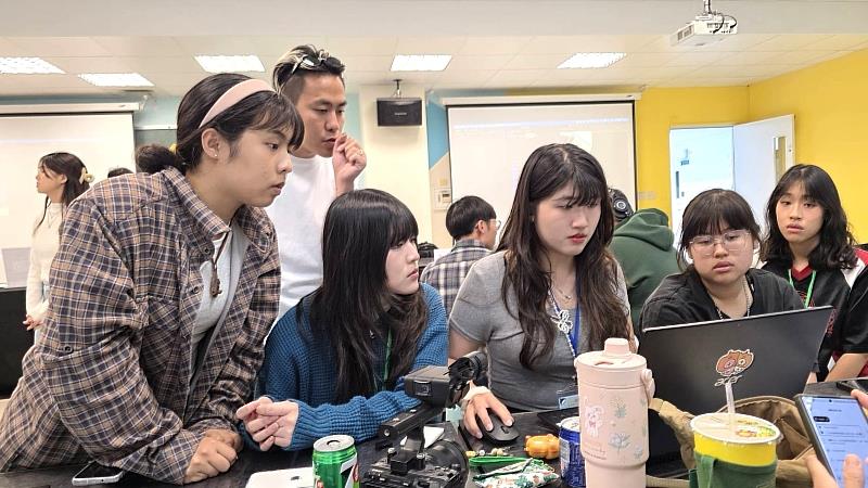 【名師指點・精準拋光】廣告名導一盞親自巡迴至各學生團隊桌邊，專注審視學員剛出爐的短影音作品。