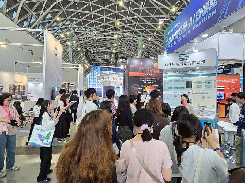 學校導覽團體認真聽參展廠商解說