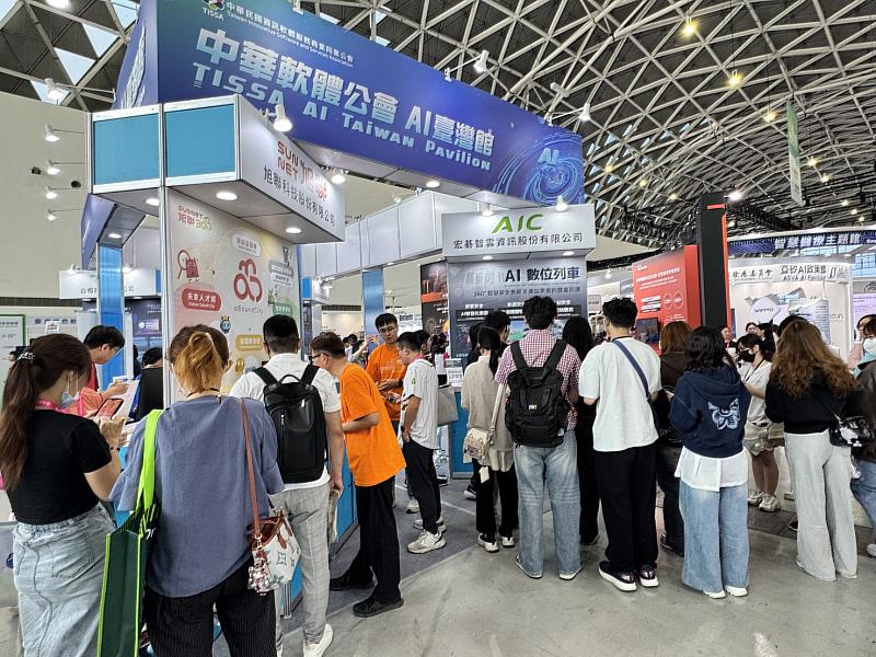 現場與會者與參展廠商互動熱絡