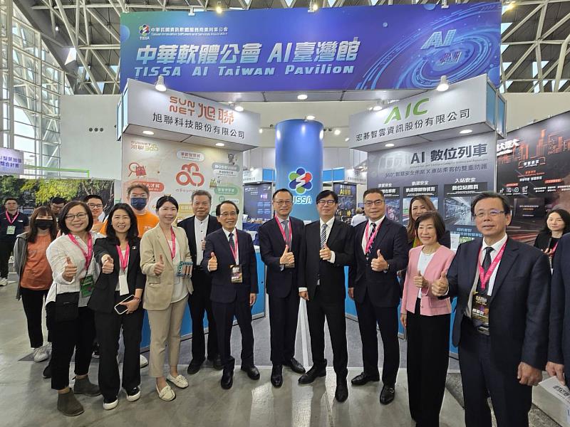 高市府團隊蒞臨指導，中華軟體公會沈柏延理事長率領參展會員廠商與陳其邁市長、林欽榮副市長合影
