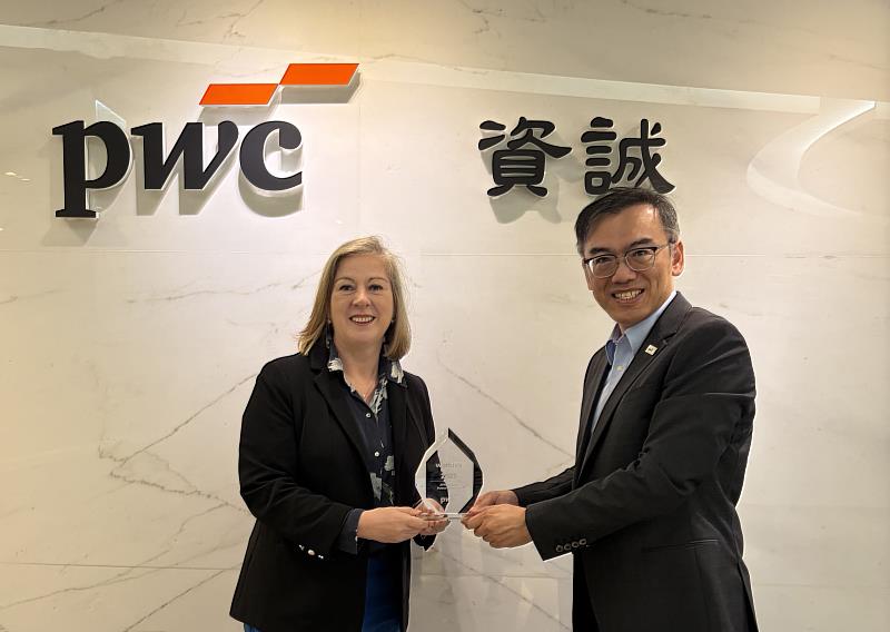 PwC Taiwan獲得雲端報告解決方案廠商Workiva頒發「2025 APAC Delivery Partner of the Year」獎，由資誠智能風險管理諮詢公司董事長張晉瑞(右)領獎，頒獎人為Workiva, Area Vice President, Partnerships & Alliances, APAC, Louise Keane(左)。
