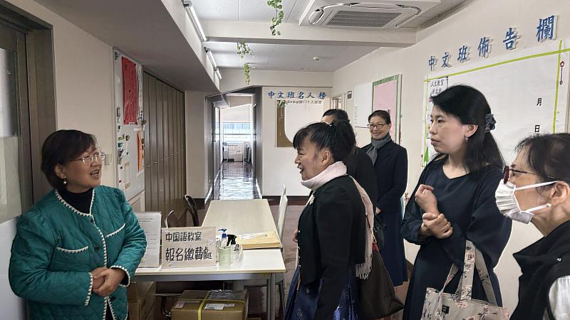 僑務委員會委員長徐佳青（左1）訪視慈濟日本分會中文班教室