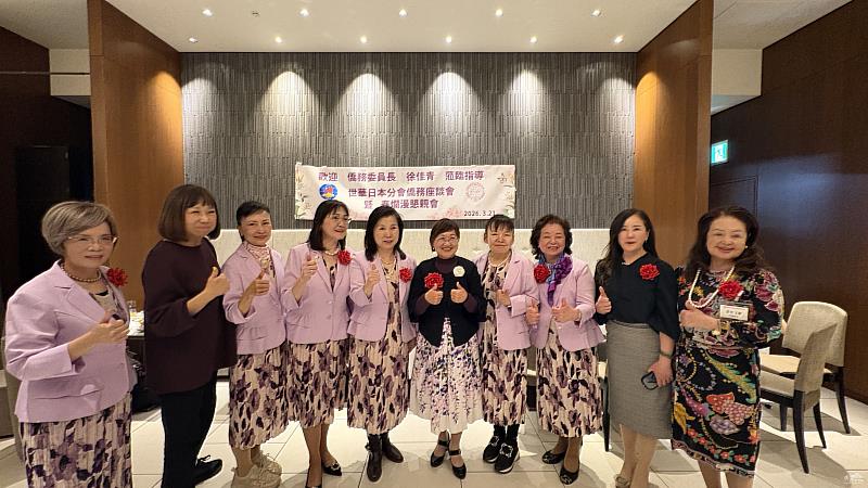 徐佳青（右5）與響應捐款的世華姊妹們合影