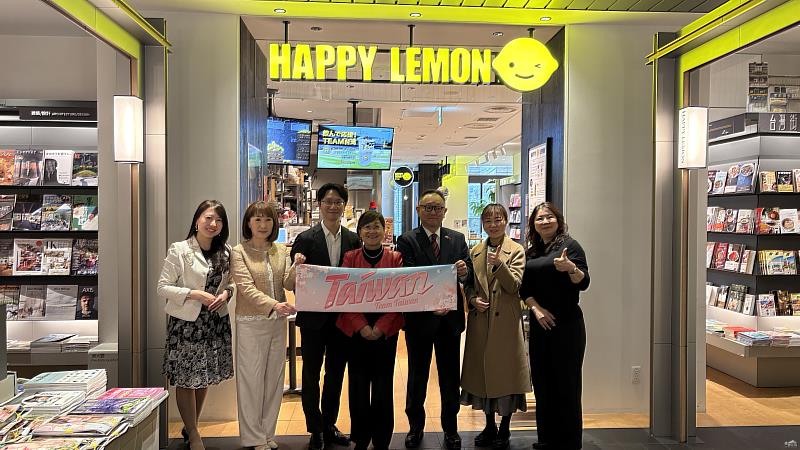 與會人員於特約商店「HAPPY LEMON」前合影