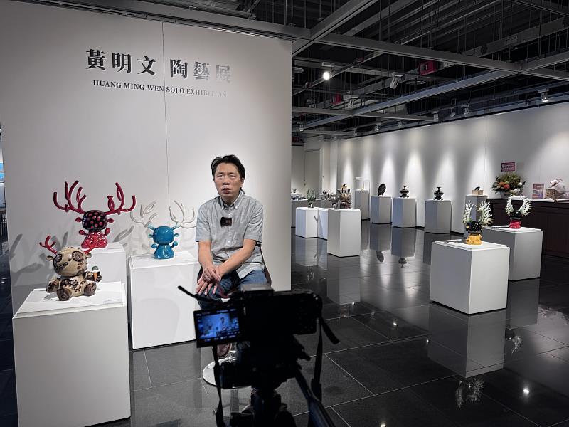 透過專訪影片與現場展覽相互呼應，觀眾得以從影像與實地觀看之間，更深入理解黃明文的創作故事與陶藝語言。