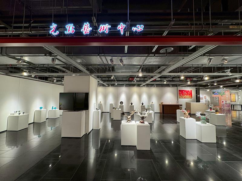 《萌生・器韻》於光點藝術中心三樓展覽廳展出，從角色雕塑到器物作品，呈現黃明文近年完整創作脈絡。