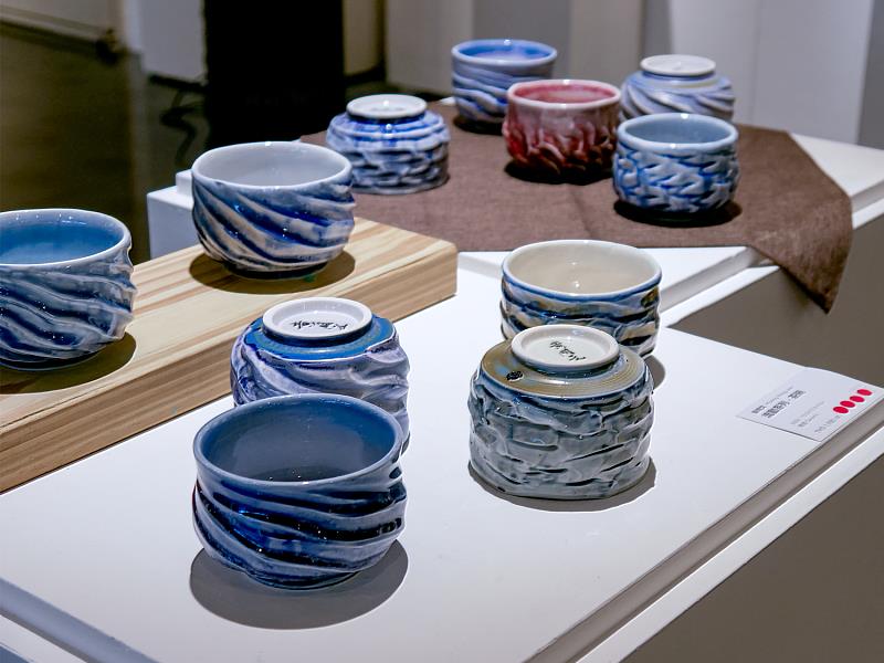 展覽亦展出流動系列茶碗與高腳陶杯作品,藉由拉坯紋理與釉色變化,展現陶藝器物回到日常使用的美感與節奏。