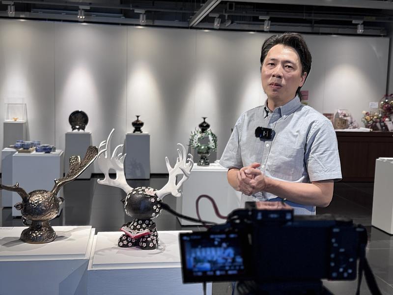 陶藝家黃明文出身鶯歌陶藝世家,光點藝術中心同步推出專訪影片,帶領觀眾深入認識其創作歷程與作品脈絡。