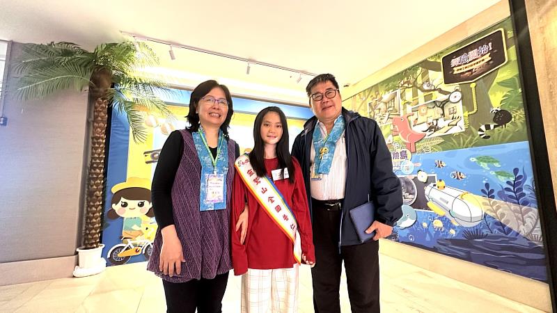 桃園市百吉國小林菡萱，與校長王連進、導師陳春美分享得獎喜悅。（圖由靈鷲山佛教教團提供）