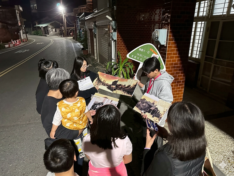 學生帶領民眾在夜間走讀老街，對照歷史照片與現場街景，分享昔日「不夜街」的生活記憶