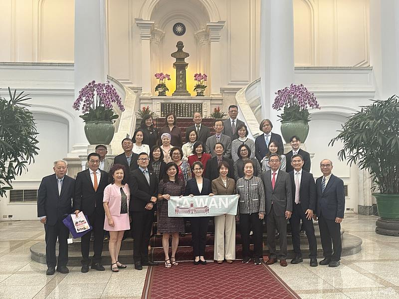 北美洲臺灣旅館公會聯合總會回國訪問團與副總統合影