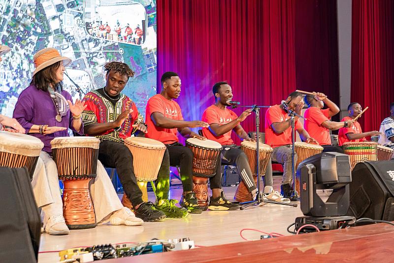 國際學生鼓隊表演