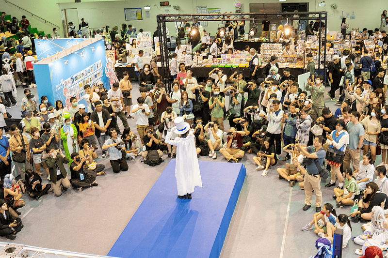 Cosplay舞台活動吸引眾多動漫迷與攝影愛好者圍觀拍攝，現場氣氛熱烈。(資料照)