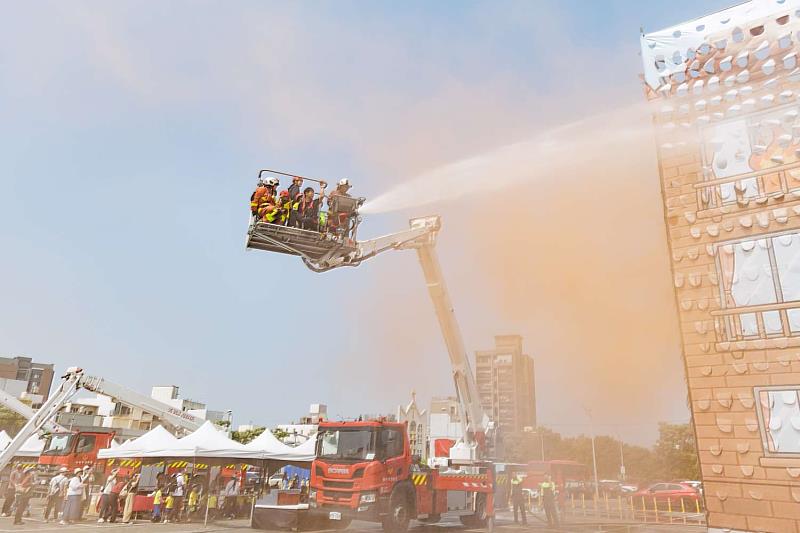 市長高虹安與幼兒園學童共同體驗雲梯車升空救援滅火。