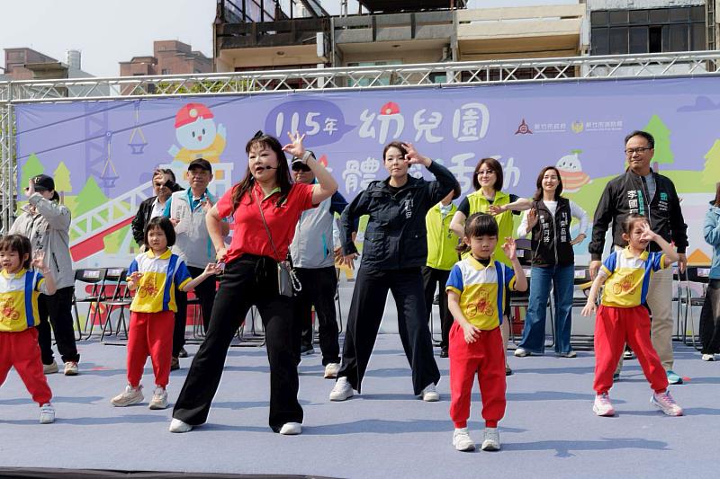 市長高虹安與幼兒園學童共同帶動跳。