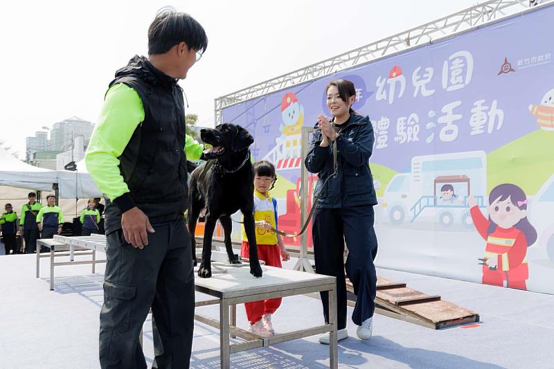市長高虹安與幼兒園學童參與搜救犬挑戰活動。