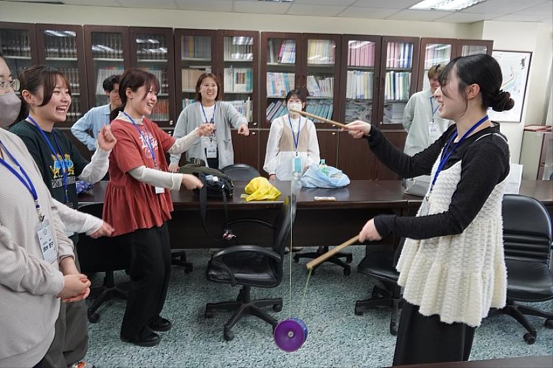 日本學生首次挑戰臺灣傳統技藝「扯鈴」，在學生的實地示範下迅速掌握技巧，體驗動感十足的民俗文化樂趣。