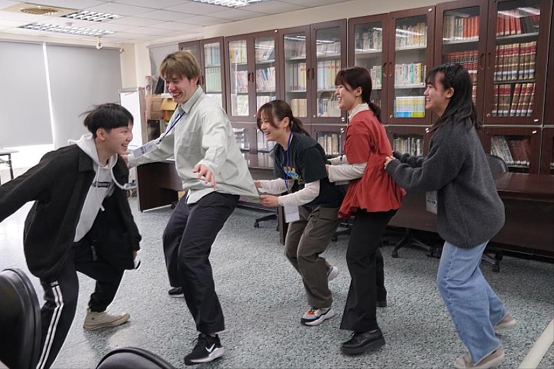 交流活動中，日本學生加入「老鷹抓小雞」遊戲，歡笑聲不斷，透過童玩體驗迅速拉近與中華大學學生之間的距離。