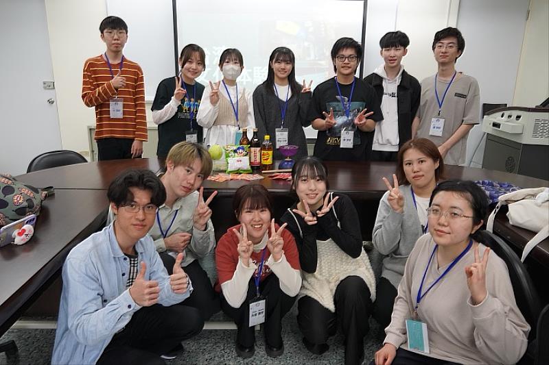 中華大學與日本宮城教育大學迎來交流 15 週年，雙校師生齊聚留影，象徵臺日情誼長存，也為今年的文化交流活動寫下溫暖篇章。