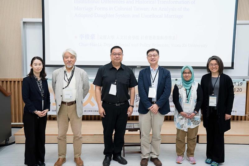 主合辦方與國際學者合影。