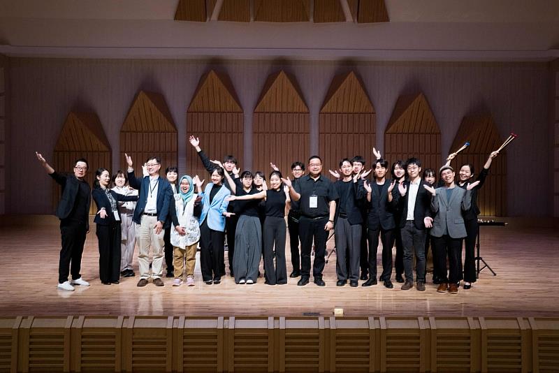 與會佳賓與演出者舞臺合影。