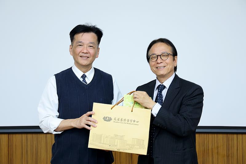 花蓮慈院陳星助副院長(左)將結緣品送給優樂地永續朱竹元董事長(右),象徵與花蓮慈濟醫院結下好緣,並攜手為未來培養永續治理專業人才共同努力。