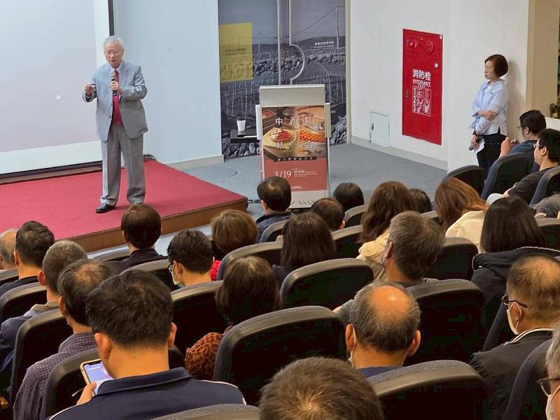 中央研究院院士、中國醫藥大學林昭庚講座教授獲邀澎湖縣政府「縣政專題講座」發表演講。