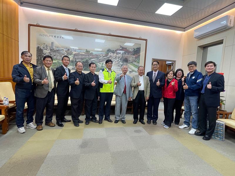 清湯縣林皆興副縣長代表陳光復縣長,頒贈縣政顧問聘書給林昭庚院士給林昭庚院士、台灣省記者協會理事長吳嵩山、XLIFE健茂科技關係企業創辦人許長祿博士等縣政顧問。