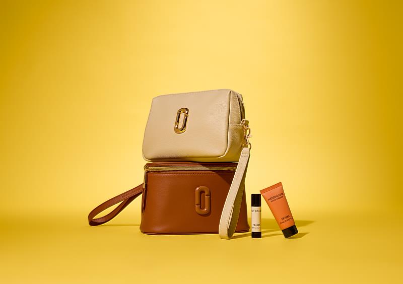 豪華商務艙特別推出兩款包型,台北出發航段是以Marc Jacobs經典的Vanity Bag為設計靈感,回程航段則取材自The Snapshot的雲霧白,為長途旅行注入輕盈放鬆的好心情。