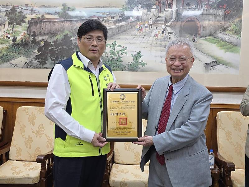澎湖縣林皆興副縣長代表陳光復縣長,頒贈縣政顧問聘書給林昭庚院士。