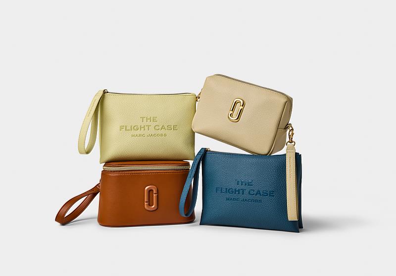 中華航空推出全新升級的機上旅行包（Travel Kit），首度攜手紐約時尚精品 Marc Jacobs 與丹麥多方位設計品牌 FRAMA，從包款設計到備品配置，處處展現巧思。