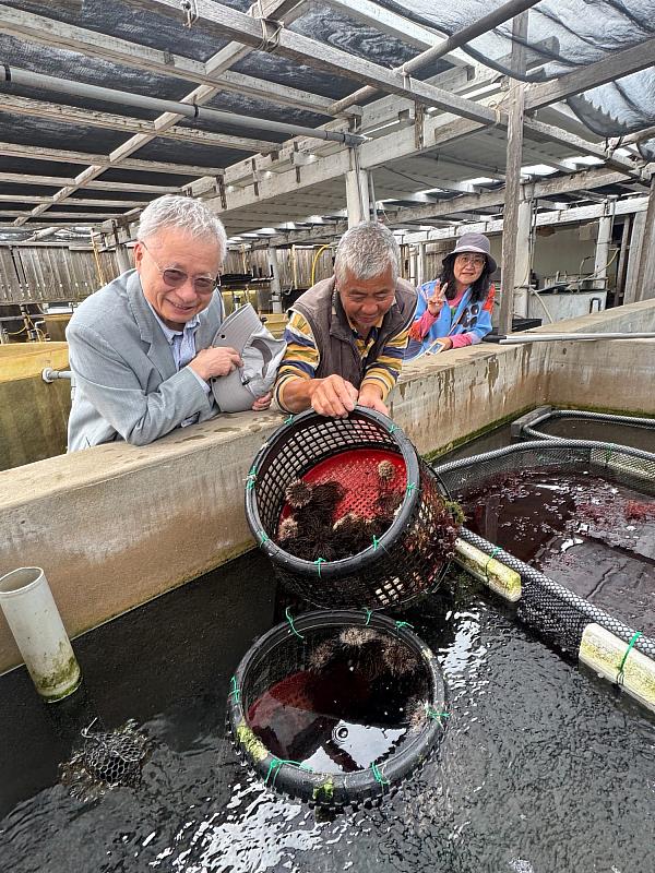 林昭庚院士實地瞭解澎湖高價值漁產品發表現況。