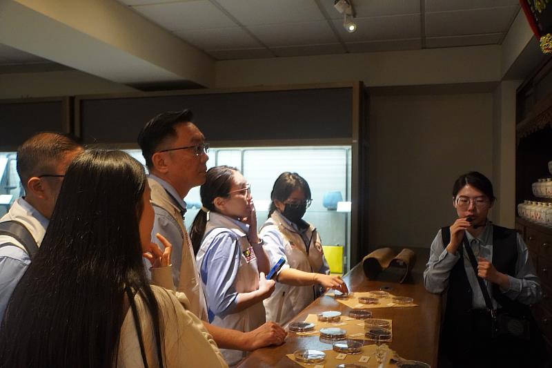 「立夫中醫藥博物館」解說員說明收藏珍貴文物與中醫藥典籍。