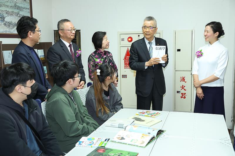 信義企業集團創辦人周俊吉在吳鳳科大靜思書軒與現場貴賓及同學們分享《信義學》相關內容。