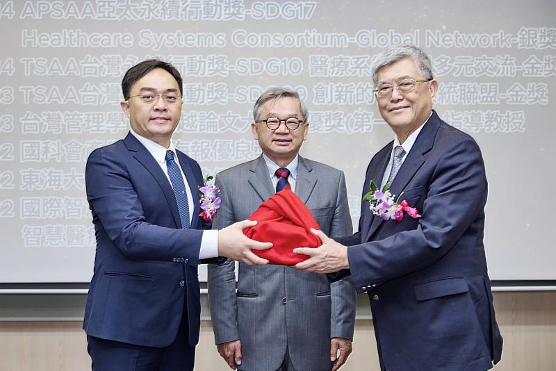 在國科會主委吳誠文（中）監交下，由東海大學工工系教授兼跨域創新學院院長翁紹仁（左）正式接任第三屆理事長。