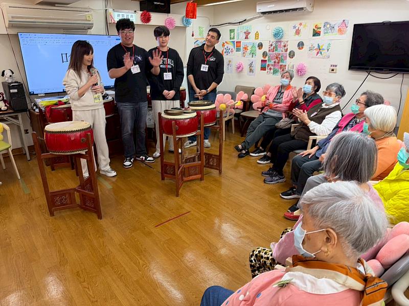 文化大學藝術學院院長黃惟馨教授（左一）引導長者進行節奏拍打暖身，透過肢體律動活化感官。此計畫將藝術導入醫療院所，不僅促進長者健康，也為學生建構接軌專業的職涯平台。