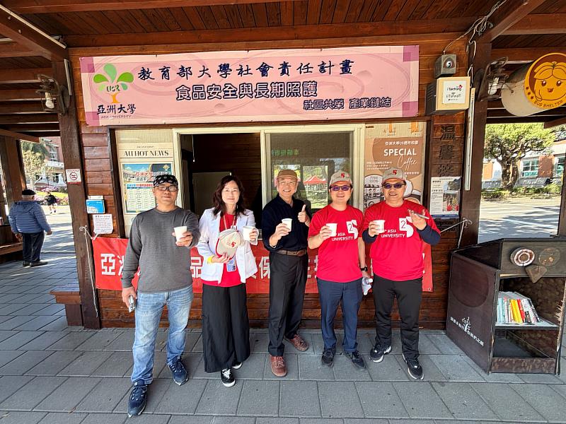 參加校慶運動會的師長在運動員進場活動結束後,到亞大驛站品嚐王神寶院長(中)贊助的品牌咖啡、與主辦單位保健系李明明主任(左2)、黃俊杰副校長(右2)、陳兆南總務長(右1)舉杯為亞洲大學生日舉杯慶祝並合影