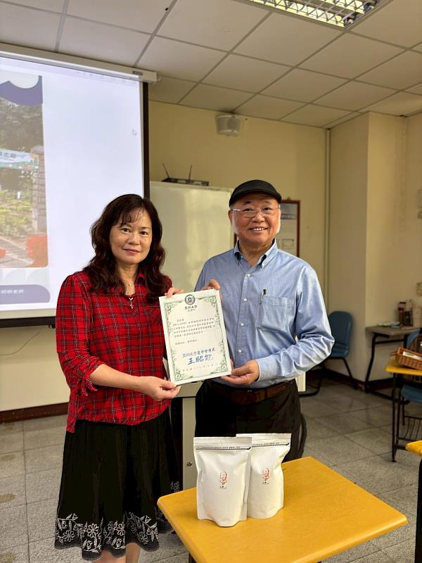 王神寶系友回校講座分享:咖啡中的植化素在健康產業的應用，保健系李明明主任致贈感謝狀