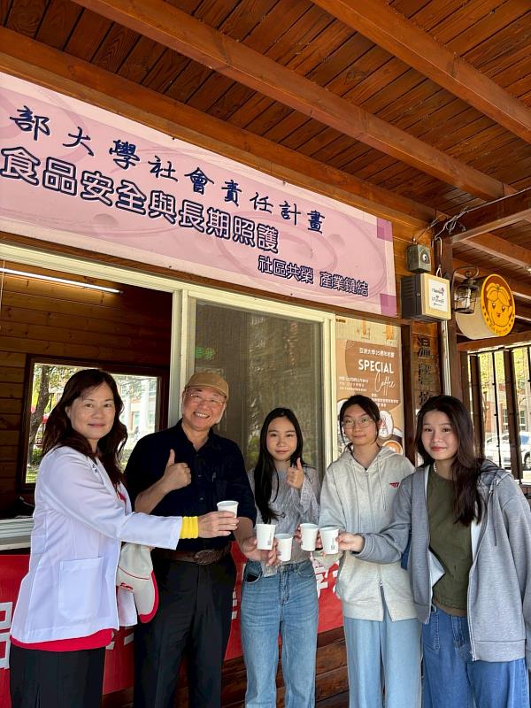 咖神學院王神寶院長贊助品牌咖啡(左2)、與主辦單位保健系李明明主任(左1)、活動總召保健系藥粧組一年級許心枚同學(中)以及中醫藥養生產業學程課程自主學習的學生合影