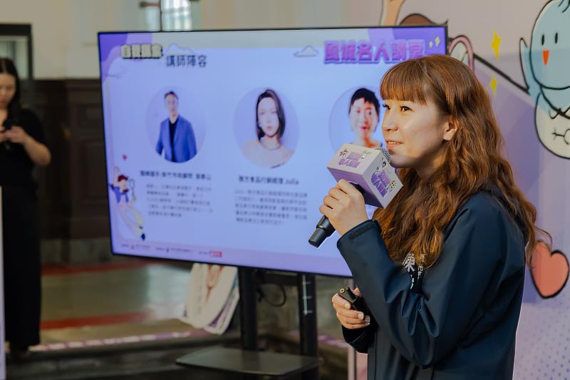 青年發展中心主任陳毅璇簡報活動說明。