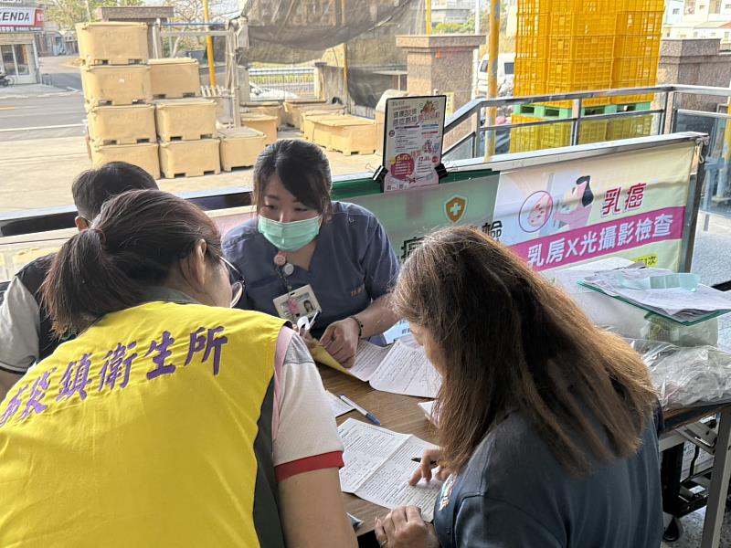 布袋衛生所前進職場變身移動診間 「癌篩加碼」抽iPhone